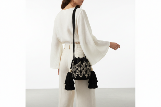 BOLSO WAYUU NEGRO Y DORADO