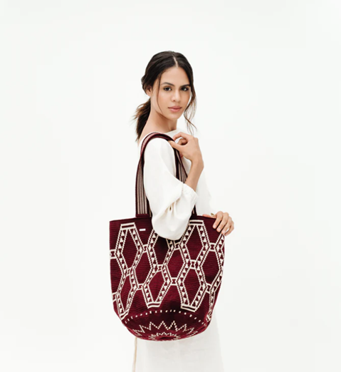 MAXI BOLSO WAYUU GRANADA VINO TINTO BRILLANTE