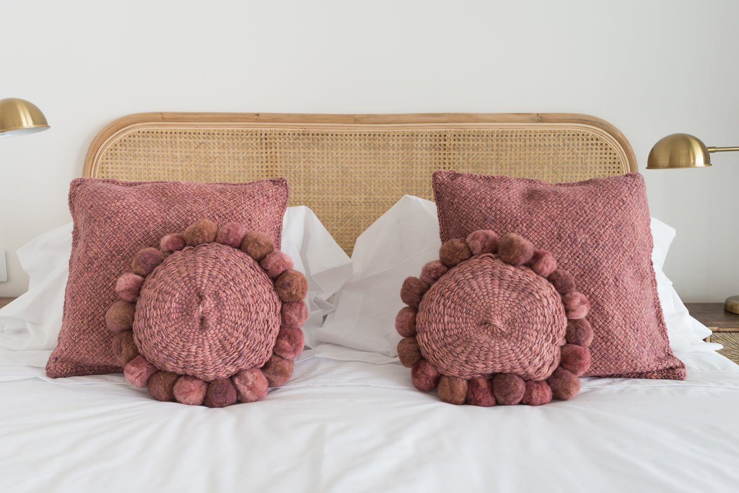 Cojin de telar redondo con pompones hecho a mano -rosa magnolia