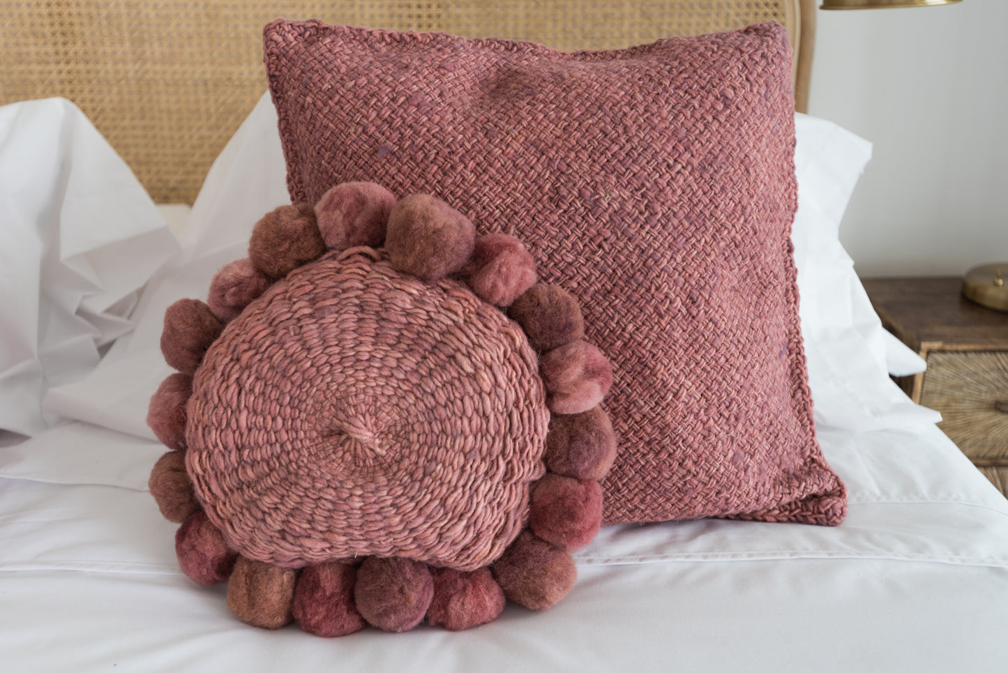 Cojin de telar redondo con pompones hecho a mano -rosa magnolia