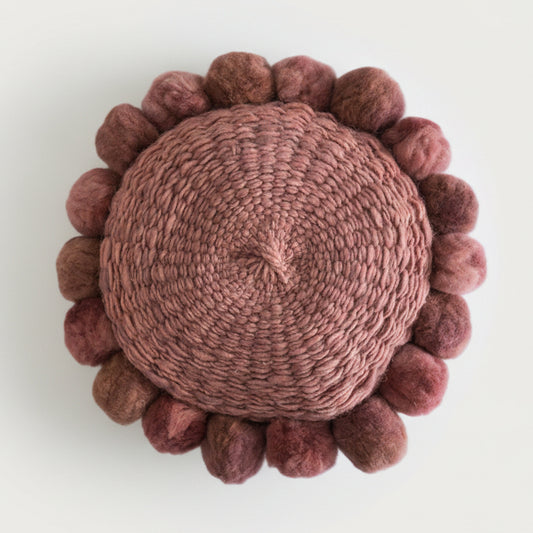Cojin de telar redondo con pompones hecho a mano -rosa magnolia