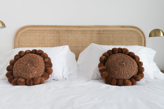 Cojin de telar redondo con pompones -Marron