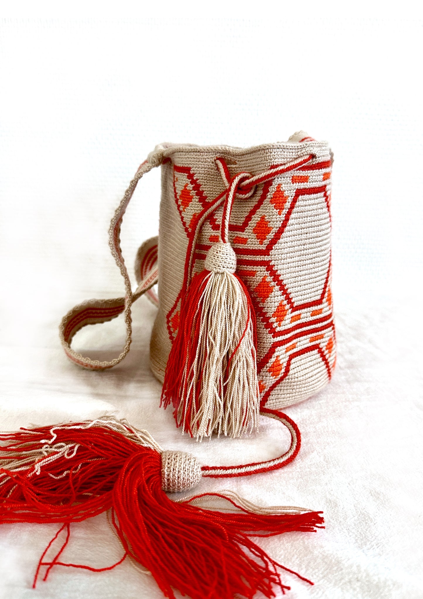 BOLSO WAYUU BEIGE CON NARANJA Y ROJO
