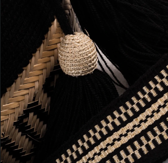 BOLSO WAYUU NEGRO Y DORADO