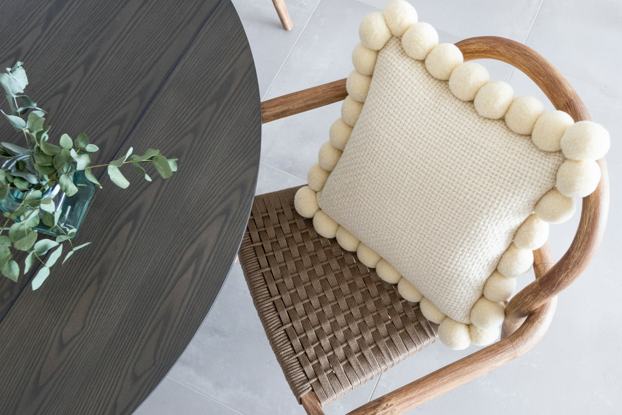 Cojin de telar con pompones  hecho a mano - Marfil